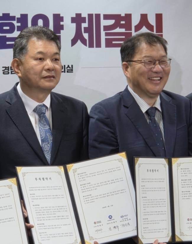 안병두(왼쪽) 만호제강 대표이사가 지난 4월 경남도청에서 열린 투자협약식에서 기념사진을 찍고 있다. /만호제강