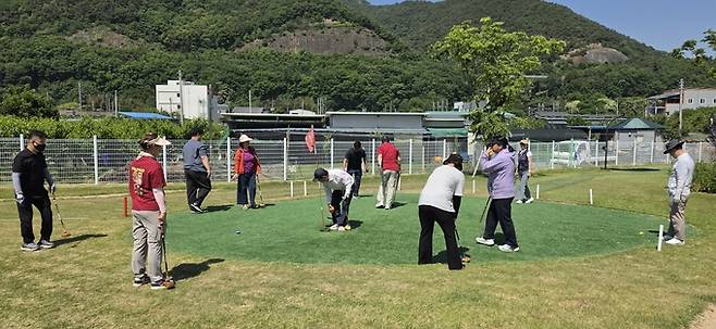 ▲ 김소점 경산시장애인체육회 사무국장이 장애인 파크골프 지도자 자격증을 취득한 후, 직접 현장 지도에 나서 지역 사회에 훈훈한 감동을 전하고 있다. 경산시.