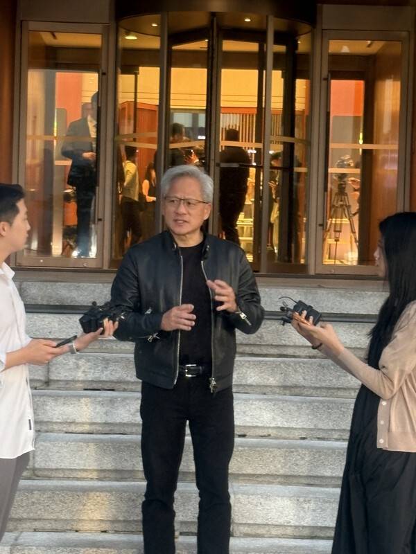젠슨 황 엔비디아 최고경영자(CEO)가 지난 8일 저녁 서울 중구 신라호텔에서 열린 엔비디아의 코리아 AI 에코시스템 리셉션 이후 질의에 응답하고 있다. [출처=공동취재단]