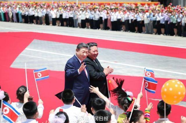 8일 북한을 방문한 시진핑 중국 국가주석(왼쪽)이 김정은 북한 국무위원장과 함께 평양 김일성 광장에서 열린 환영행사에 참석해 평양 시민들을 향해 손을 흔들고 있다. [사진=인민일보 웨이보]