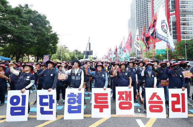 전국레미콘운송노동조합 조합원들이 8일 오전 서울 여의도공원 인근에서 운반비 인상과 임금·단체협약 체결을 촉구하는 결의대회를 갖고 구호를 외치고 있다. / 사진 = 뉴스1 제공