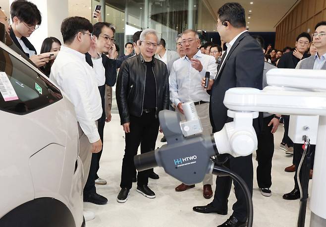 젠슨 황 엔비디아 최고경영자(CEO)가 8일 서울 서초구 현대차그룹 양재 사옥에서 정의선 현대자동차그룹 회장과 수소전기차 자동 충전 로봇(ACR-H)에 대한 설명을 듣고 있다. 신태현 기자 holjjak@(이투데이DB)