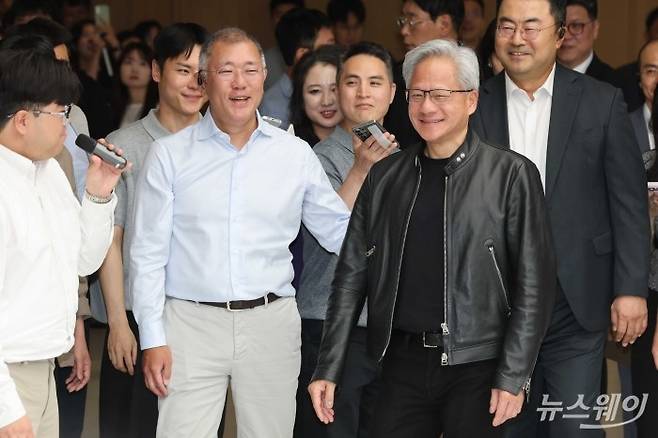 젠슨 황 엔비디아 창립자 겸 최고경영자와 정의선 현대자동차그룹 회장이 8일 오후 서울 서초구 현대자동차그룹 본사를 둘러보고 있다. 사진=강민석 기자