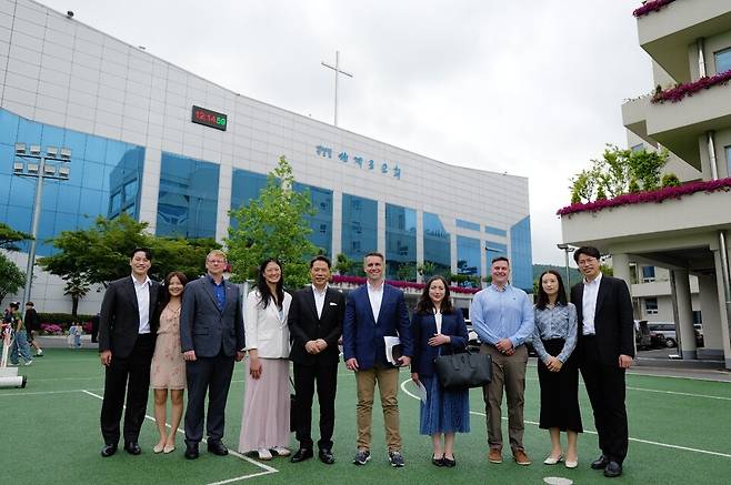미국 국무부 인사들과 면담한 손현보 목사 일가. 사진 제공 세계로교회
