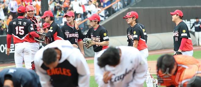 12일 대전 한화생명볼파크에서 열린 2026 신한 SOL KBO리그 KIA 타이거즈와 한화 이글스의 경기에서 9대3 승리를 거두며 4연승을 달성한 KIA 선수들이 기쁨을 나누고 있다. 2026.4.12 ⓒ 뉴스1 김기남 기자