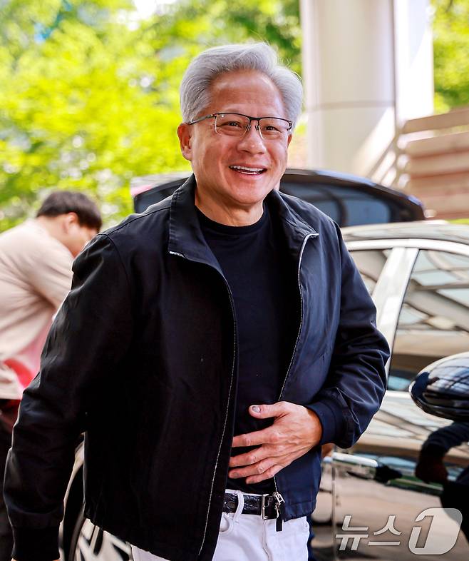 젠슨 황 엔비디아 최고경영자(CEO)가 9일 서울 강서구 서울김포비즈니스항공센터(SGBAC)를 통해 출국하고 있다. 젠슨 황은 지난 5일 입국해 국내 주요 기업과 대학, 스타트업, 플랫폼 기업 등을 폭넓게 만나 한국 AI 생태계 전반을 살폈다. 2026.6.9 ⓒ 뉴스1 이호윤 기자