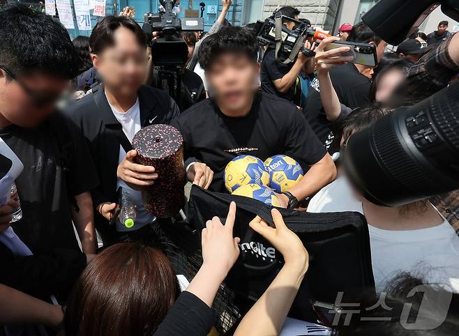 제9회 전국동시지방선거 투표용지 부족 사태를 규탄하는 집회가 계속되고 있는 8일 재선거를 요구하는 시민들이 서울 송파구 올림픽공원 핸드볼경기장을 나온 핸드볼 주니어 대표팀 관계자의 물품을 확인하고 있다. 2026.6.8 ⓒ 뉴스1 김진환 기자