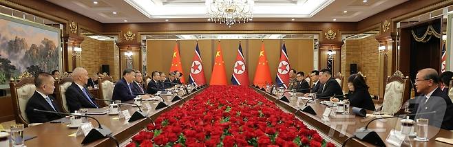 (평양 노동신문=뉴스1) = 북한 노동당 기관지 노동신문은 9일 "김정은 동지께서 6월 8일 중국공산당 중앙위원회 총서기, 중화인민공화국 주석 습근평(시진핑)동지와 회담했다＂라고 보도했다. 이들은 금수산 영빈관에서 두 나라 국기를 배경으로 기념촬영을 진행했다. [국내에서만 사용가능. 재배포 금지. DB 금지. For Use Only in the Republic of Korea. Redistribution Prohibited] rodongphoto@news1.kr