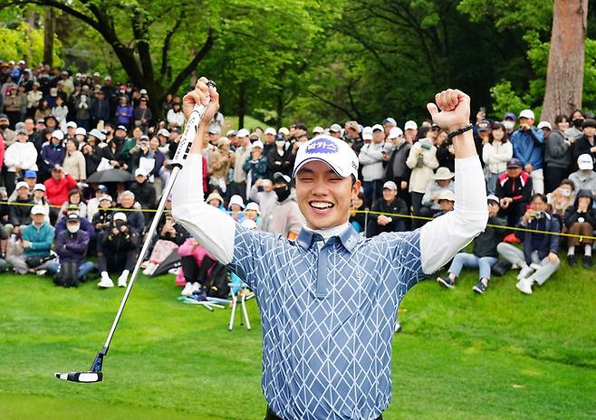 송민혁이 3일 열린 GS칼텍스 매경오픈 최종 4라운드 연장 18번 홀에서 우승을 확정한 후 세리머니를 하고 있다. 사진 | 대회조직위
