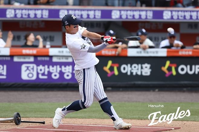 8일 대전 한화생명 볼파크에서 열린 제4회 한화이글스배 고교vs대학 올스타전 홈런레이스에서 고교팀 김지우가 홈런을 때리고 있다. 사진 | 한화 이글스