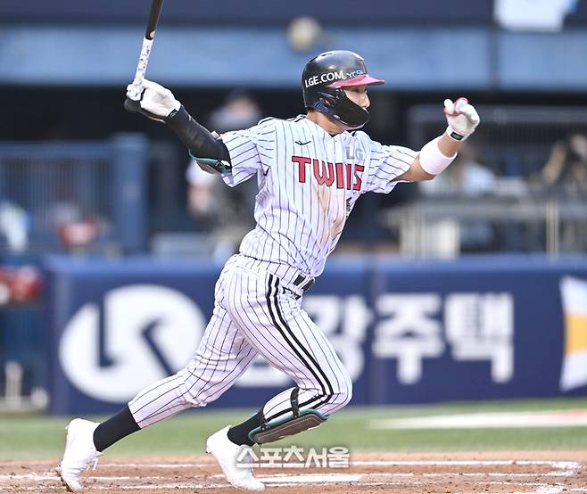 LG 신민재가 9일 서울 잠실구장에서 열린 2026 KBO리그 SSG전 2회말 1사만루 1타점 우전안타를 치고 있다. 잠실 | 최승섭기자 thunder@sportsseoul.com