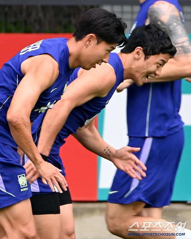 9일(한국시각) 멕시코 과달라하라 인근 사포판 월드컵대표팀 베이스캠프 훈련장 치바스 베르데 바예에서 진행된 대한민국 월드컵 대표팀의 공식 훈련. 손흥민 황희찬이 질주하고 있다. 사포판(멕시코)=허상욱 기자wook@sportschosun.com/2026.06.09/
