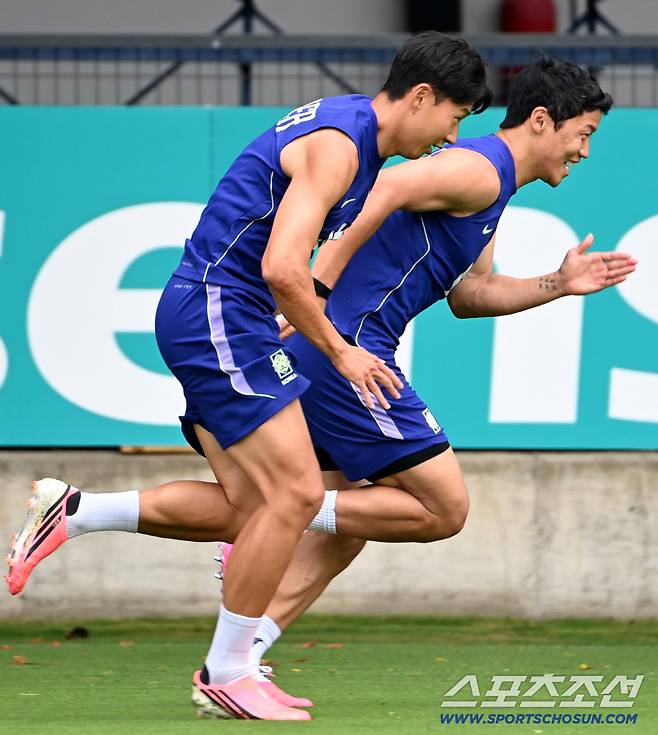 9일(한국시각) 멕시코 과달라하라 인근 사포판 월드컵대표팀 베이스캠프 훈련장 치바스 베르데 바예에서 진행된 대한민국 월드컵 대표팀의 공식 훈련. 손흥민 황희찬이 질주하고 있다. 사포판(멕시코)=허상욱 기자wook@sportschosun.com/2026.06.09/
