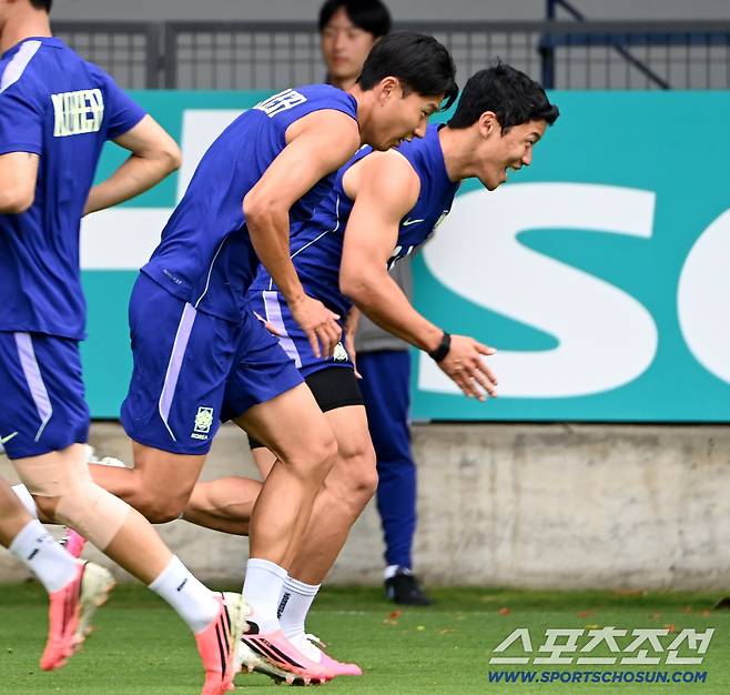 9일(한국시각) 멕시코 과달라하라 인근 사포판 월드컵대표팀 베이스캠프 훈련장 치바스 베르데 바예에서 진행된 대한민국 월드컵 대표팀의 공식 훈련. 손흥민 황희찬이 질주하고 있다. 사포판(멕시코)=허상욱 기자wook@sportschosun.com/2026.06.09/