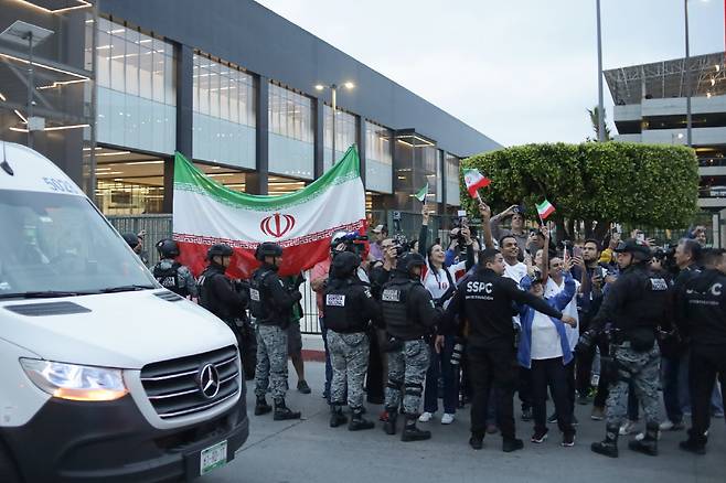 epa13023185 Fans react as the Iranian national team arrives at the Tijuana International Airport, near Tijuana, Mexico, 07 June 2026. The Iranian team will set up its base of operations ahead of their FIFA 2026 World Cup matches to be held in the United States.  EPA/JOEBETH TERRIQUEZ

<저작권자(c) 연합뉴스, 무단 전재-재배포, AI 학습 및 활용 금지>