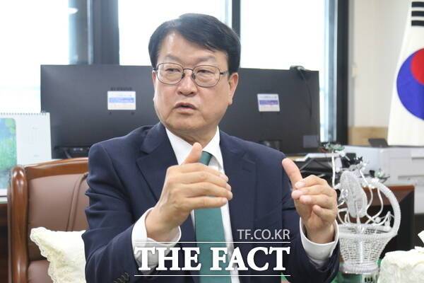 오석진 대전시교육감 당선인이 8일 대전동부교육지원청 내에 마련된 당선인 사무실에서 <더팩트>와 인터뷰를 진행하고 있는 모습. /정예준 기자