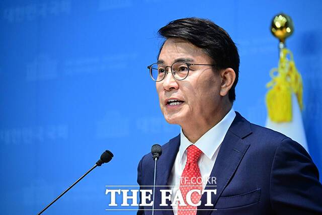 윤상현 국민의힘 의원이 9일 사회관계망서비스에 글을 올려 "장동혁 대표가 제시한 전국 전면 재선거와 사전투표제 즉각 폐지는 국민적 분노를 대변하는 주장일 수는 있다. 그러나 지금 시급한 것은 분노의 확대가 아니라 국민의 권리를 회복할 실질적 해법"이라고 했다. /남윤호 기자