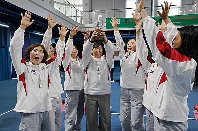 제42회 한일여자테니스대회 우승컵을 들어 올리며 기뻐하는 한국 대표팀