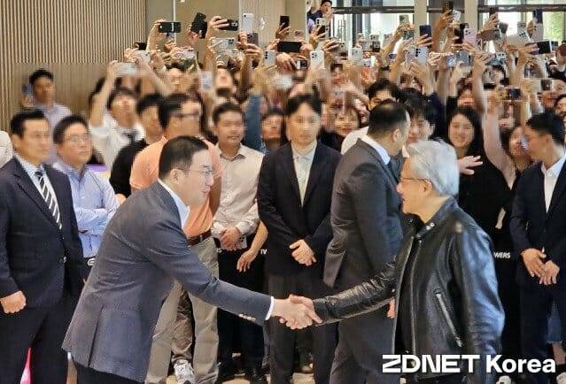 8일 오전 LG 트윈타워에서 구광모 LG 대표와 젠슨 황 엔비디아 최고경영자(CEO)가 악수를 나누고 있다 (사진=지디넷코리아)