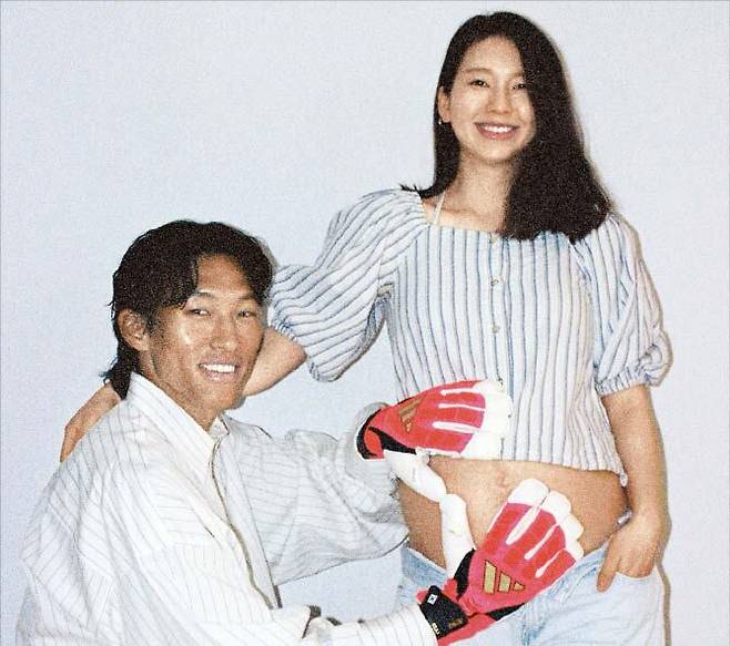 월드컵 앞두고 아빠 됐어요 북중미 월드컵 한국 대표팀 골키퍼 김승규(왼쪽)와 아내 김진경씨. 김진경씨는 지난 4일 딸을 출산했다. /인스타그램