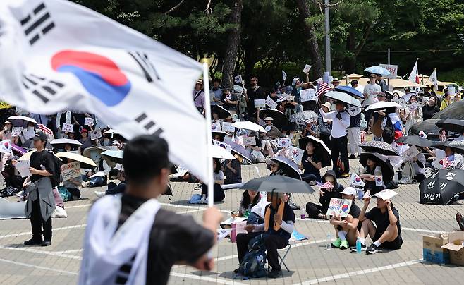 제9회 전국동시지방선거 투표용지 부족 사태에 반발한 시민들이 9일 서울 송파구 올림픽공원 핸드볼경기장에 설치된 개표소 앞에서 재선거를 촉구하며 구호를 외치고 있다. /뉴스1
