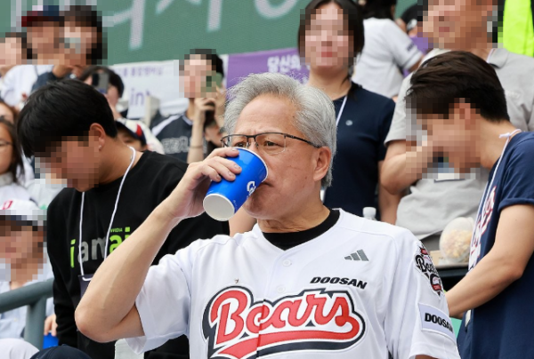 시구를 마친 후 자리로 돌아와 맥주를 마시는 황 CEO.ⓒ연합뉴스