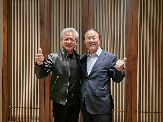 전영현(왼쪽) 삼성전자 디바이스솔루션(DS) 부문장 부회장이 젠슨 황(오른쪽) 엔비디아 최고경영자(CEO)와 지난 8일 서울 장충동 신라호텔 영빈관에서 만나 기념촬영을 하고 있다. 삼성전자 제공