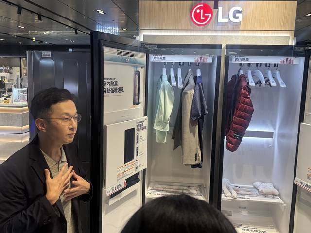 김건일 LG전자 대만법인장이 지난달 31일 대만 타이베이 신의구에 위치한 원동백화점 A13점 LG전자 매장에서 설명을 하고 있다.