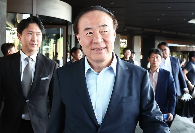 삼성전자의 반도체 총괄인 전영현 삼성전자 대표이사 겸 디바이스솔루션(DS) 부문장(부회장)이 8일 서울 중구 신라호텔에서 젠슨 황 엔비디아 최고경영자(CEO)와 면담을 하기 위해 이동하고 있다. 뉴시스