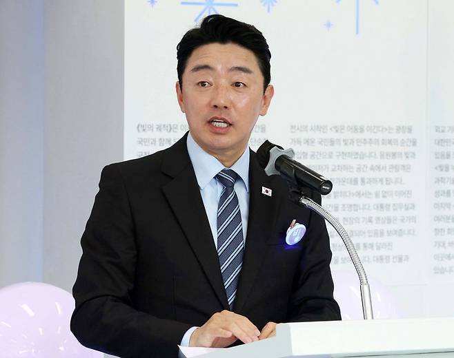 강훈식 비서실장이 9일 청와대 사랑채에서 열린 기획전시 '빛의 궤적' 개막식에서 환영사를 하고 있다. 뉴시스