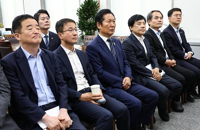 정청래(가운데) 더불어민주당 대표를 비롯한 당 지도부가 8일 서울 여의도 국회에서 이재명 대통령 취임 1주년 기자회견을 시청하고 있다. 뉴스1