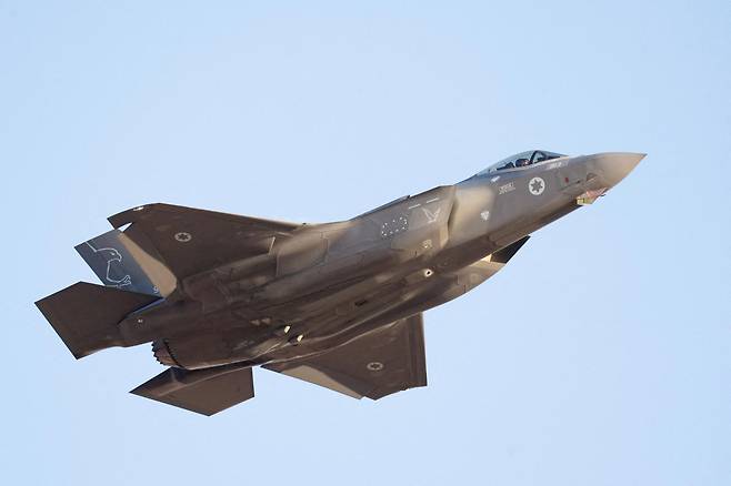 F-35 전투기가 2023년 6월 29일 이스라엘 남부의 하체림 공군기지(Hatzerim Airbase)에서 열린 이스라엘 공군 조종사 졸업식 행사 중 비행하고 있다. 로이터 연합뉴스