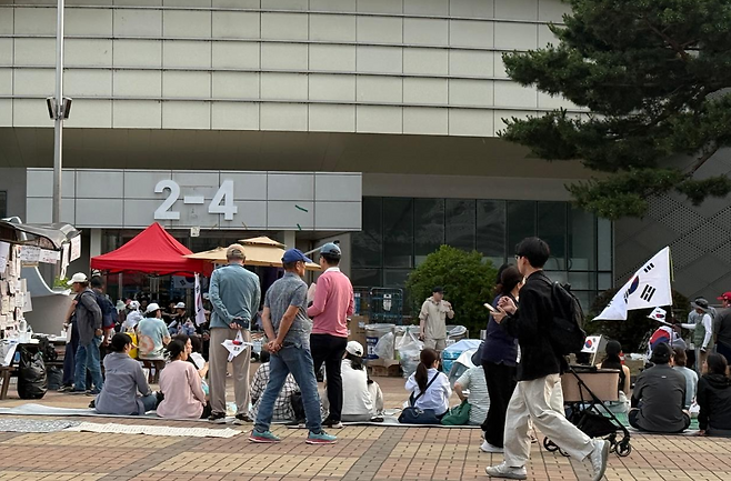 6·3 지방선거 투표용지 부족 사태를 규탄하는 시위대가 9일 서울 올림픽공원 핸드볼경기장 개표소 앞에서 봉쇄 농성을 벌이고 있다. 허유정 기자