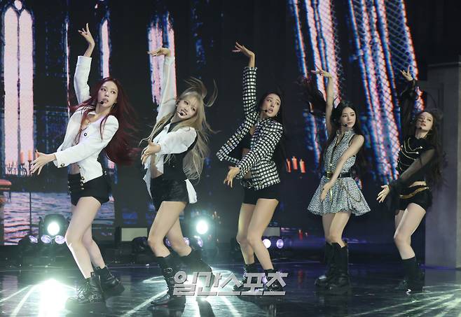 그룹 미야오 수인, 가원, 안나, 나린, 엘라가 1일 오후 서울 마포구 큐브컨벤션센터에서 열린 EP 2집 'BITE NOW' 발매 기념 쇼케이스에 참석해 타이틀곡 '띠로리' 무대를 선보이고 있다. 두 번째 EP 'BITE NOW'에는 타이틀 곡 'DDI RO RI'를 비롯해 'Hit' Em', 'In my hands', 'Favorite Song', 'Revenge'까지 다섯 개의 신곡이 담겼다. 서병수 기자 qudtn@edaily.co.kr /2026.06.01/