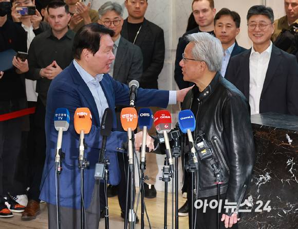 젠슨 황 엔비디아 최고경영자(CEO)가 8일 서울 종로구 SK서린빌딩에 방문해 최태원 SK그룹 회장(왼쪽)과 면담을 마치고 취재진과 질의 응답을 갖고 있다.[사진=정소희 기자]