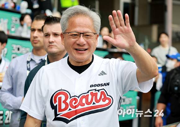 젠슨 황 엔비디아 최고경영자(CEO)가 7일 서울 잠실야구장에서 열린 KBO리그 두산과 키움의 경기에서 시구를 마치고 관중석에서 야구팬들과 인사를 나누고 있다. [사진=사진공동취재단]