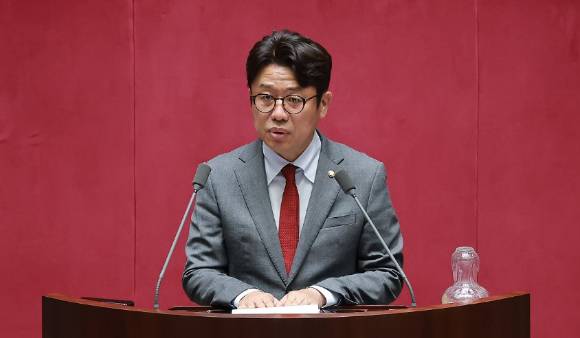 경기 평택을 국회의원 재선거에서 당선된 국민의힘 유의동 의원이 5일 국회에서 22대 국회 후반기 의장단을 선출하기 위해 열린 본회의에서 선서한 뒤 인사말하고 있다. [사진=연합뉴스]