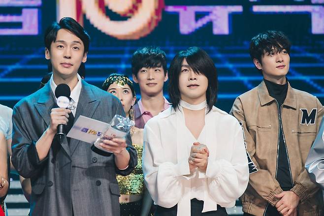 영화 '와일드 씽'에서 오정세는 최성곤 역할을 위해 1990년대~2000년대 초반 발라드 가수들을 다방면으로 조사했다. 마지막까지 고민했던 단발머리는 오히려 너무 자연스러워서 지금 스타일을 택했다고. 목소리 톤도 보컬 레슨을 받아가며 잡았다.  사진 롯데엔터테인먼트