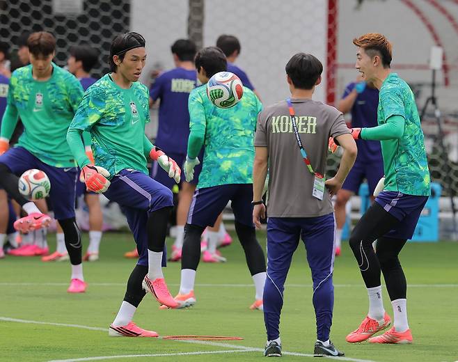 2026 북중미 월드컵에 출전하는 축구 국가대표팀 골키퍼 김승규, 조현우가 6일(현지시간) 베이스캠프 훈련장인 멕시코 과달라하라 치바스 바예 베르데에서 훈련을 하고 있다. 연합뉴스