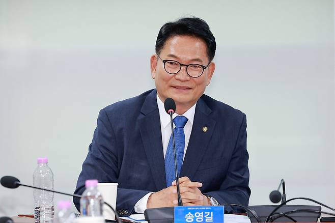 송영길 더불어민주당 의원이 9일 오후 서울 여의도 국회의원회관에서 열린 ‘이재명 정부 2년차, 더 과감한 개혁이다’ 포럼에 참석해 국정개혁을 주제로 토론하고 있다. 뉴스1