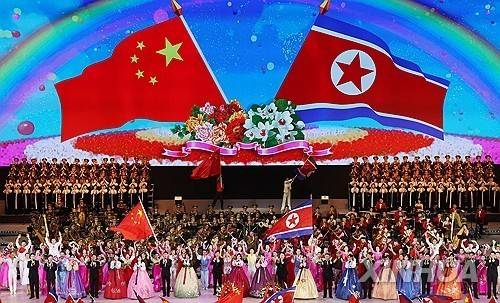 현지 시각 8일 평양체육관에서 열린 시진핑 중국 국가주석 환영 공연 / 사진=연합뉴스