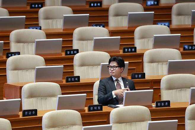 부산 북갑 국회의원 보궐선거에서 당선된 한동훈 무소속 의원이 지난 5일 국회에서 22대 국회 후반기 의장단을 선출하기 위해 열린 본회의에 참석해 개회를 기다리고 있다. [연합뉴스]