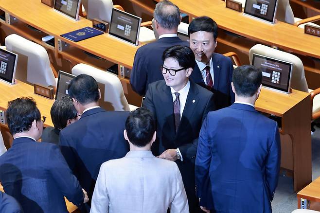 부산 북갑 국회의원 보궐선거에서 당선된 한동훈 무소속 의원이 지난 5일 국회에서 22대 국회 후반기 의장단을 선출하기 위해 열린 본회의에 참석해 국민의힘 의원들과 인사하고 있다. [연합뉴스]