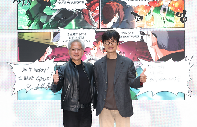 젠슨 황 엔비디아 최고경영자(CEO)가 8일 경기도 성남시 네이버 1784 사옥에서 이해진 네이버 이사회 의장과 포즈를 취하고 있다. [연합뉴스]