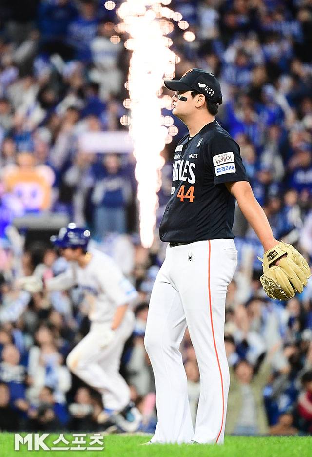 2025년 10월 22일 오후 대구삼성라이온즈파크에서 ‘2025 신한 SOL Bank KBO 포스트시즌’ 한화 이글스와 삼성 라이온즈의 플레이오프(5전 3선승제) 4차전이 열렸다. 6회말 1사 1, 3루에서 한화 김서현이 삼성 김영웅에게 동점 스리런홈런을 맞고 아쉬워 하고 있다. 사진=김영구 기자