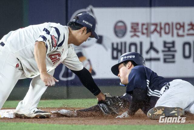 롯데 자이언츠 손호영이 9일 열린 두산 베어스와 홈 경기 도중 상대 주자에 태그를 시도하고 있다./롯데 자이언츠 제공