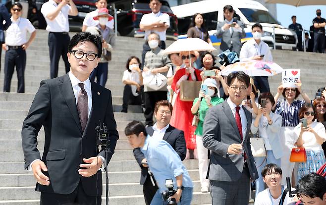 부산 북갑 국회의원 보궐선거에서 당선된 무소속 한동훈 의원이 5일 국회에서 열린 본회의에 참석하기 위해 도착, 본청 앞 계단에서 기다리고 있던 지지자들에게 인사말을 하고 있다. [연합]