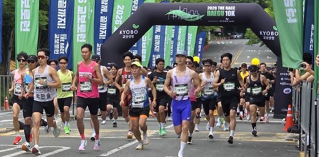 7일 오전 대구 수성구 대구스타디움 일원에서 열린 ‘2026 더 레이스 대구 10K’ 마라톤 대회에서 참가자들이 힘차게 출발하고 있다. 대구=김병진 기자