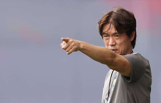 2026 북중미 월드컵에 출전하는 한국 축구 국가대표팀의 홍명보 감독이  지난 7일(현지시간) 멕시코 과달라하라 인근 사포판의 치바스 바예 베르데에서 팀 훈련을 지도하고 있다. [연합]