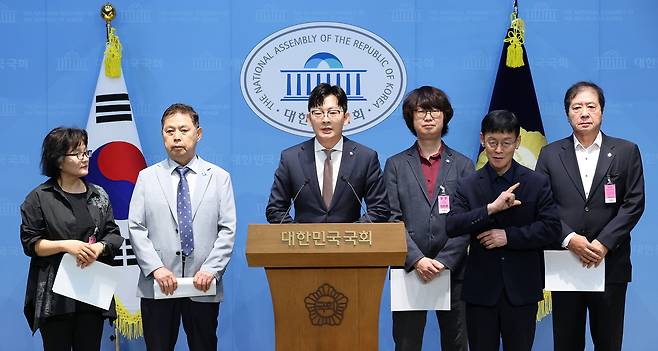 박충권 국민의힘 의원이 9일 국회 소통관에서 양이원영 더불어민주당 전 의원의 한수원 비상임이사 선임 절차와 관련해 기자회견을 하고 있다. [연합]